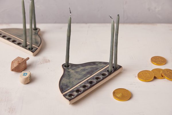 ⁦חנוכייה קלאסית - פס כחול סערה⁩ – תמונה ⁦2⁩
